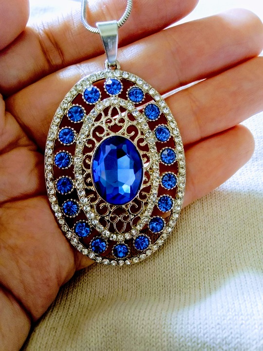 blue_sapphire_rhinestone_necklace.jpg
